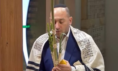 נתנאל הרשטיק והמקהלה בקטע מההלל: "הללו"