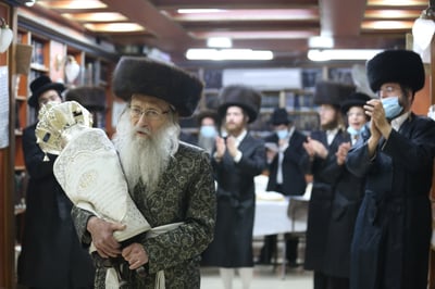 אילוסטרציה. הקפות שניות בחצר נדבורנה - צפת