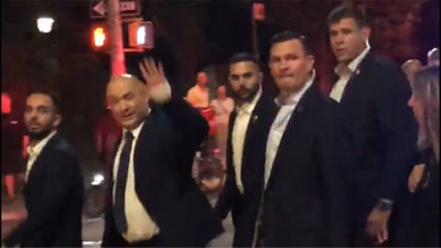 החג של ראש הממשלה: חצי שעה של צעידה במנהטן מבית הכנסת
