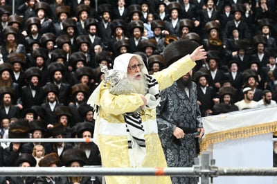 הרבי מצאנז בריקוד בהקפות שניות