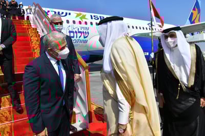 היסטורי: שר החוץ לפיד נחת לביקור בבחריין