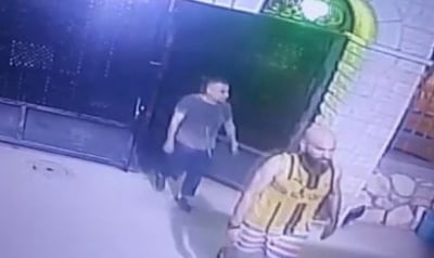 האסירים יוצאים מהמסגד