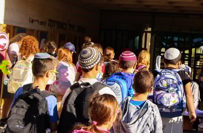 תלמידים חוזרים לספסל הלימודים
