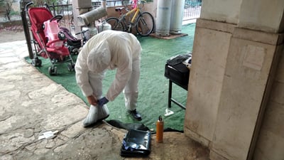 המתנדבים ליד הדירה