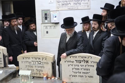 הרבי מסערט ויז'ניץ בתפילה בציונו של בעל ההילולא