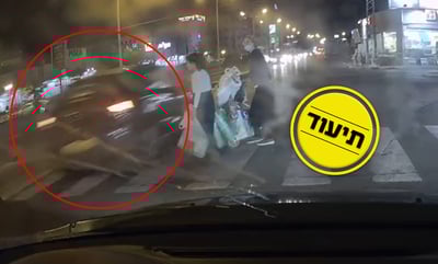 תיעוד עוצר נשימה: נהג כמעט דורס אם ובתה