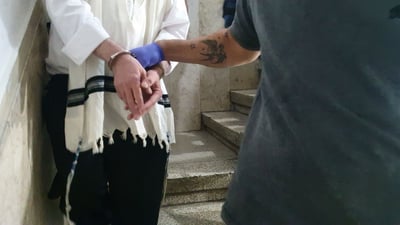אחד החשודים עם מעצרו