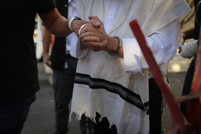 אחד העצורים בפרשה. שמם ופרטיהם של כלל החשודים מוטל תחת איסור פרסום
