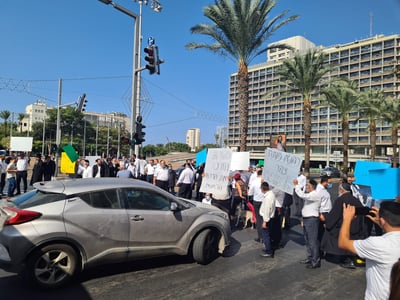 מפגינים נגד הרפורמה המסוכנת