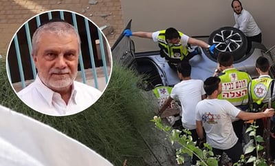 הניצול לצד הרכב שנפל