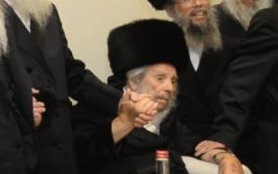 הרב זייברט, בחתונת נכדו לפני כשבועיים