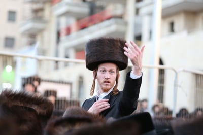 קונספירציה אחת טוענת כי העשירים היו נוהגים להוסיף לכובע הרגיל שלהם פרווה מהודרת ומכאן זה התגלגל לשטריימל