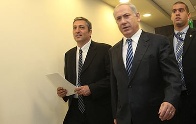 חפץ (משמאל) ונתניהו בימים יפים יותר