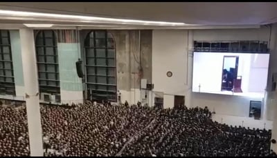 לעיני אלפי החסידים: הרבי מגור בהדלקת נר ראשון