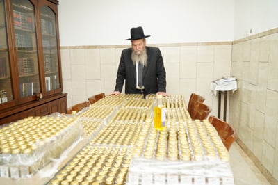 המשתתפים בקיום הסגולה בערב חנוכה, יקבלו שמן זית מבורך שהתברך ע"י הגה"צ רבי מרדכי שמואל אדלשטין שליט"א.
