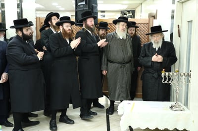 האדמו"ר מפינסק קרלין בהדלקה