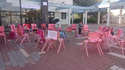 עשרות ילדות הפגינו מול עיריית חריש במחאה על סגירת גן