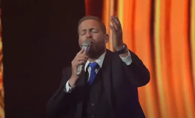 אלי כהן במחרוזת עם מיטב להיטי החנוכה