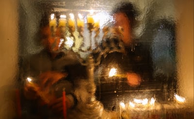 מתי מדליקים נר חנוכה במוצאי שבת? • צפו