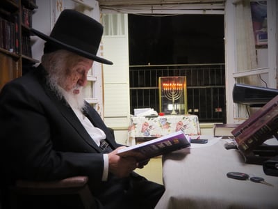 הגרב"ד פוברסקי בהדלקת נרות חנוכה
