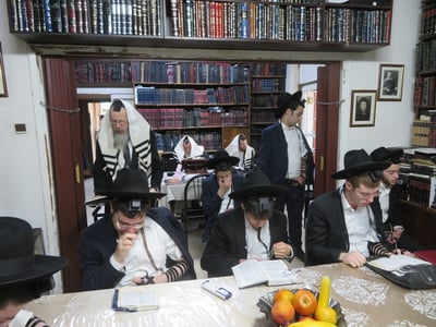 במניין בביתו של הגרב"ד פוברסקי