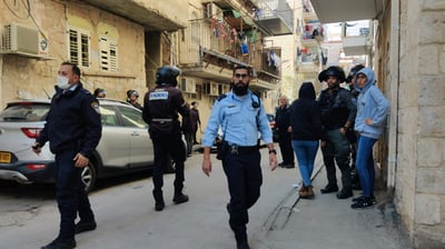 במרכז התמונה: השוטר הקהילתי שהותקף
