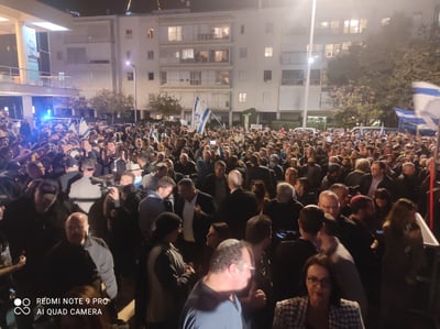 האלפים בהפגנה