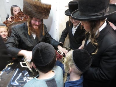 האדמו"ר בחלוקת 'חנוכה געלט'