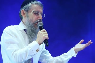 אברהם פריד בהופעה. אילוסטרציה
