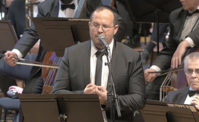 "והוא רחום": צבי וייס מבצע את היצירה של מורו