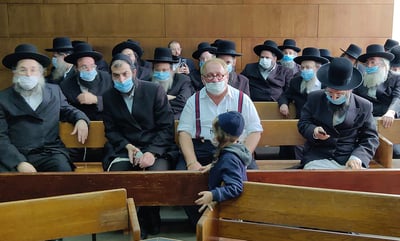 הנתבעים בכניסתם וביציאתם מאולם הדיונים