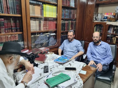 הרב חותם על המכתב