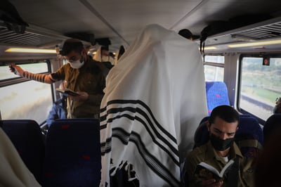 כהן נושא את כפיו ברכבת