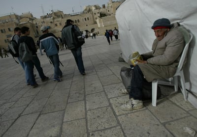 אילוסטרציה - צדקה בכותל, למצולמים אין קשר לכתבה