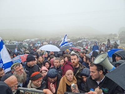 בראשות האלמנה והמשפחה אלפים בחומש
