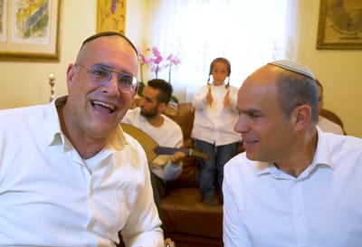 אלעד ואריאל גבאי מבצעים את הפיוט: ברוך בא