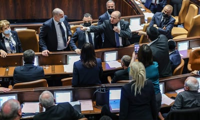 "לך, לך"; ההצבעה על חוק החשמל גררה צעקות ועימותים