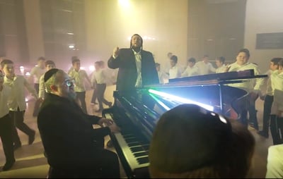 יוסי גרין ושמואלי אונגר מלווים בילדי 'דרכי תורה' במחרוזת להיטים