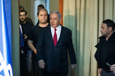 נתניהו ואוריך מאחור