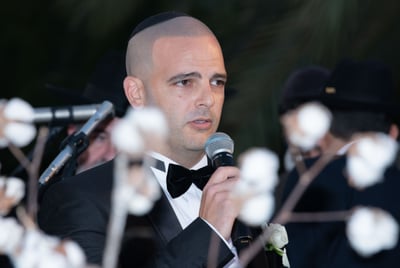 יחיאל לוק שר לכבודו של רבי יצחק אבוחצירא