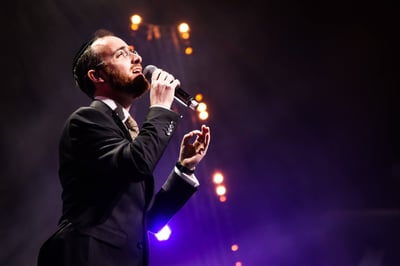 נפתלי קמפה בלייב עם 3000 בחורים: 'שובי'