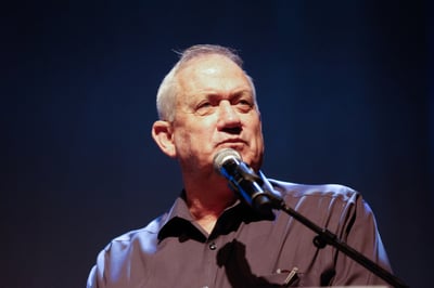 שר הביטחון נחת במדינת בחריין המוסלמית