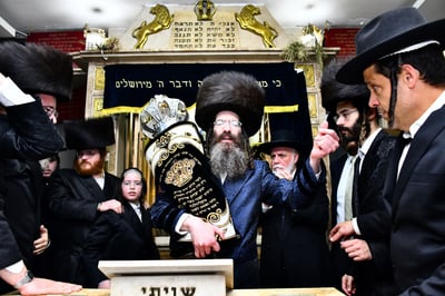 הרבי מקליוולנד בריקוד לכבודה של תורה
