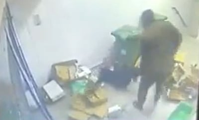 תיעוד הפיגוע נחשף: כך אסיר חמאס דקר סוהר • צפו