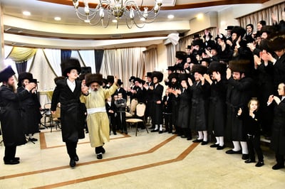 האדמו"ר מלעלוב י-ם בריקוד עם החתן