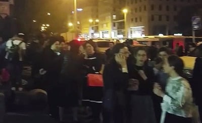 מהומה מחוץ לאולם שמחות. אילוסטרציה