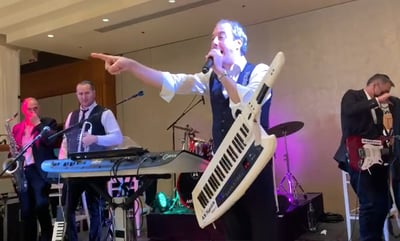 כבוד! עמירן דביר עצר חתונה - בגלל השולחן