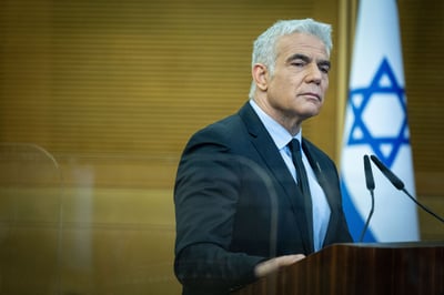 בגלל המלחמה: לפיד ישלח את השגריר לפולין