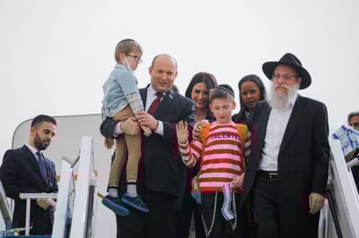 מלב ההפגזות: ניצולי 'בית הילדים' של חב"ד נחתו בישראל