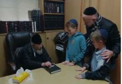 טוקר וילדיו עם ראש הישיבה